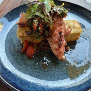 Bistrotters - Octopus starter with focaccia tomato-olive tapenade - French Near Me - Paris, 75 Bistrotters - Octopus starter with focaccia tomato-olive tapenade - French Near Me - Paris, 75