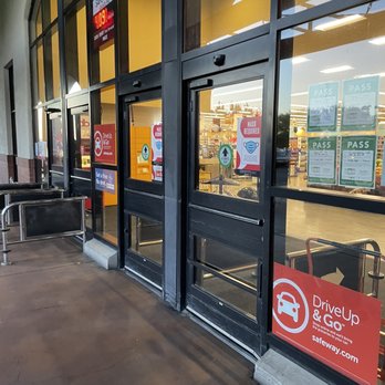 Safeway - Front entrance - Grocery Near Me - Sacramento, California