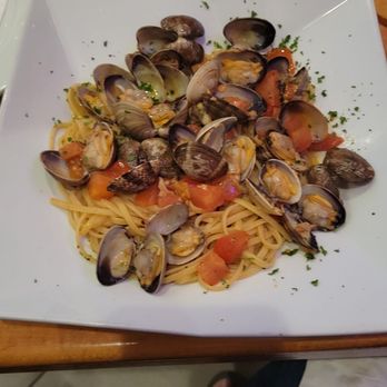 Il Farro - Linguine with LOTS OF CLAMS in a great butter/wine sauce. - Italian Near Me - Newport Beach, California Il Farro - Linguine with LOTS OF CLAMS in a great butter/wine sauce. - Italian Near Me - Newport Beach, California