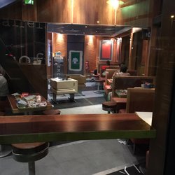 McDonald's - Comme vous le voyez, pas une seule table a été nettoyée, le sol dégoûtant. Plus jamais!