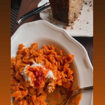 Donna's - Fusilli a la vodka and garlic bread - Italian Near Me - Los Angeles, California Donna's - Fusilli a la vodka and garlic bread - Italian Near Me - Los Angeles, California