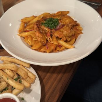 Bellissima Italian Mediterranean Restaurant - Creamy Vodka Penne De Pollo - Pizza Near Me - Austin, Texas