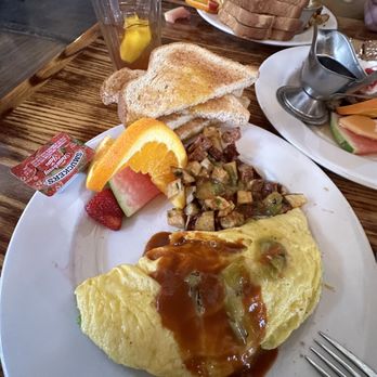 Frankie's at the Cassanova - Avocado, bacon and cheese omelette with red and green chili - New American Near Me - Pecos, New Mexico