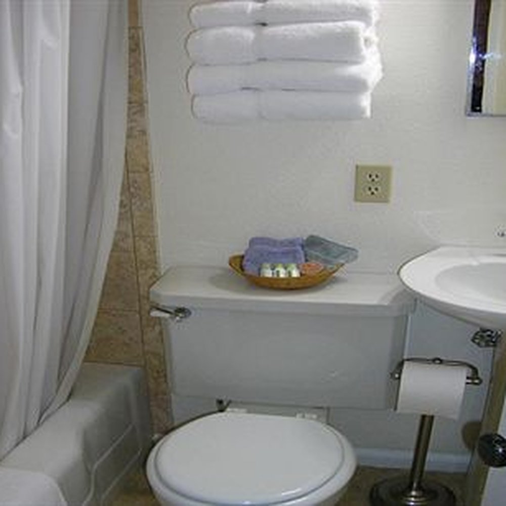 La Plaza Inn - Very clean simple small en suite bathrooms - Bed & Breakfast Near Me - Walsenburg, Colorado La Plaza Inn - Very clean simple small en suite bathrooms - Bed & Breakfast Near Me - Walsenburg, Colorado