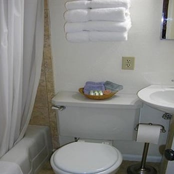 La Plaza Inn - Very clean simple small en suite bathrooms - Bed & Breakfast Near Me - Walsenburg, Colorado