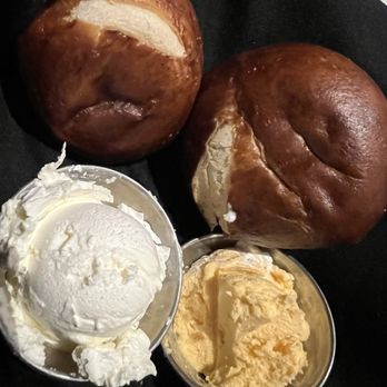 Weber Grill Restaurant - Pretzel Roll & Beer Cheese Dip - Barbeque Near Me - Schaumburg, Illinois