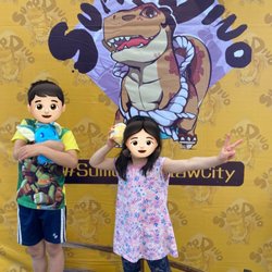 Sumo Dino Claw City - Two happy kids at Sumo Dino