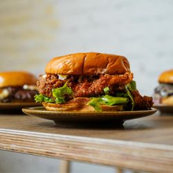 Joyo Burger - Crispy fried chicken burger, golden and juicy.
Burger au poulet frit croustillant, doré et juteux...