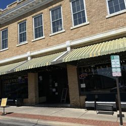 OLIVER'S Hometown Restaurant and Bar - Outside
