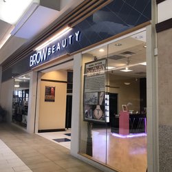 Brow Beauty - Small location. Only one person working.