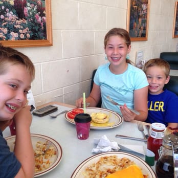 Dixie's Home Cookin' - Everyone is happy inside and out! - Comfort Food Near Me - Sumner, Washington