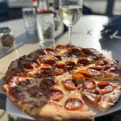San Simeon Beach Bar And Grill - Pepperoni pizza; cheese (likely imitation) was very unpleasant. Do Not Recommend!