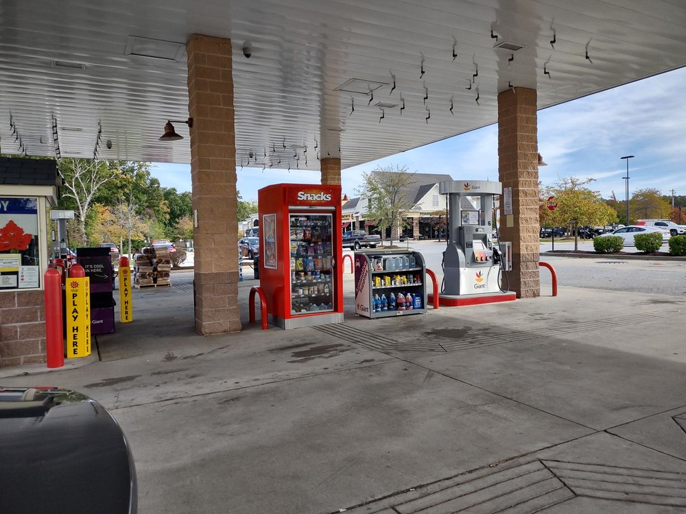 Giant Gas Station Logo