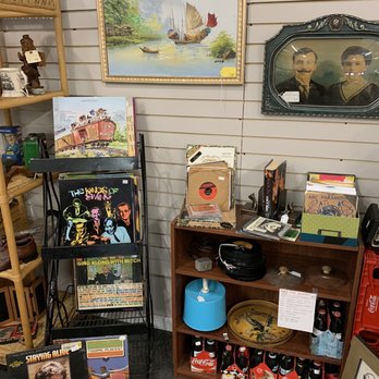 Traditions Antique Mall - Jan 2020- upstairs vinyl - Antiques Near Me - Wildwood, Florida Traditions Antique Mall - Jan 2020- upstairs vinyl - Antiques Near Me - Wildwood, Florida