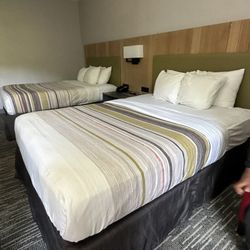 Country Inn & Suites Williamsburg East - Beds were made but linens were dirty.