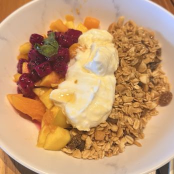 Maui Brewing - Yogurt and granola - Brewpubs Near Me - Lahaina, Hawaii