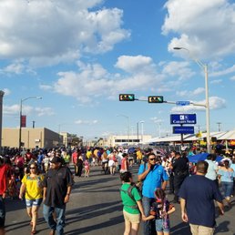 Wander around the streets before the parade starts Wander around the streets before the parade starts