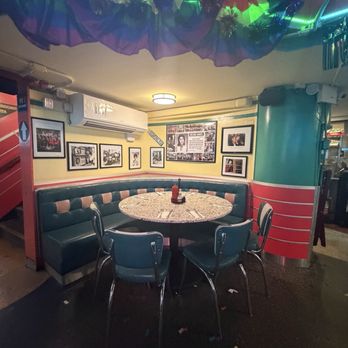 Ellen's Stardust Diner - Inside - Diners Near Me - New York, New York