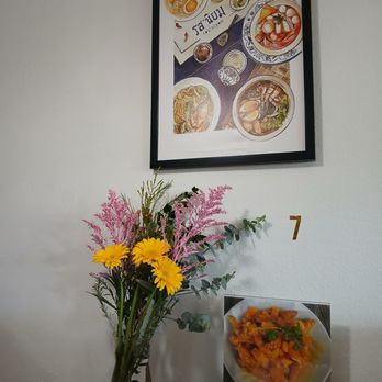 Aroyd Thai Kitchen - Fresh Flowers for each table - Food Delivery Services Near Me - San Diego, California