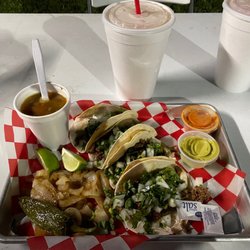 Tacos el goloso - Orden de tacos, frijoles charros and agua fresca.