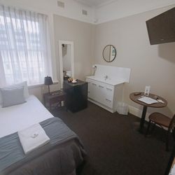 Hotel Gosford - Clean comfortable room at daytime just hours before Saturday night.