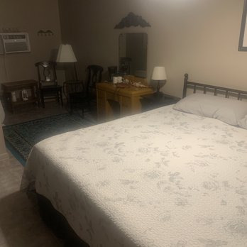 Cactus Inn - Bed was amazingly comfy, clean sheets and spread - Hotels Near Me - McLean, Texas