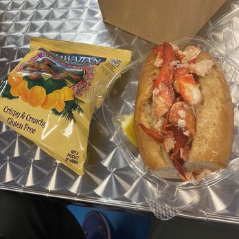 Fat Cheeks Hawaii - Lobster roll and choice of original, jalapeño or BBQ chips - Sandwiches Near Me - Honolulu, Hawaii
