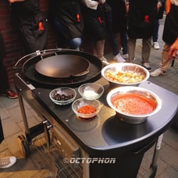 Koch:Art - Vorbereitungen für Pasta im Wok...