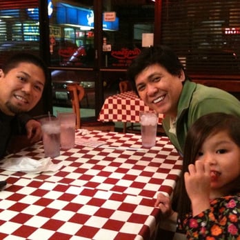 Giordano's - Eating area - Pizza Near Me - Chicago, Illinois Giordano's - Eating area - Pizza Near Me - Chicago, Illinois