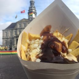Fries with curry ketchup and mayo and complimentary onions.