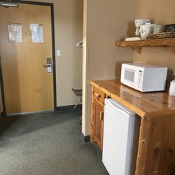 Pine Peaks Lodge and Suites - Mini fridge and microwave