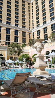 Bellagio Pool by null