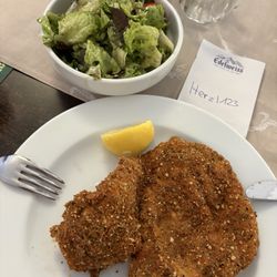Die Herzl - Steirer Schnitzel in der Kürbiskernpanier von Huhn- mit Blatt Salat schmeckt gut!