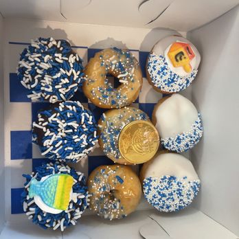 Broad Street Dough - Hanukkah variety. The pack of 9 does not typically come with any adornments.. - Donuts Near Me - Oakhurst, New Jersey
