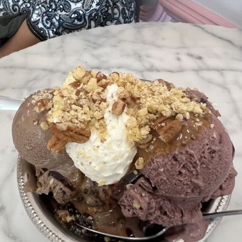 Aglamesis Brothers - Brownie Ala Mode - Chocolatiers & Shops Near Me - Cincinnati, Ohio