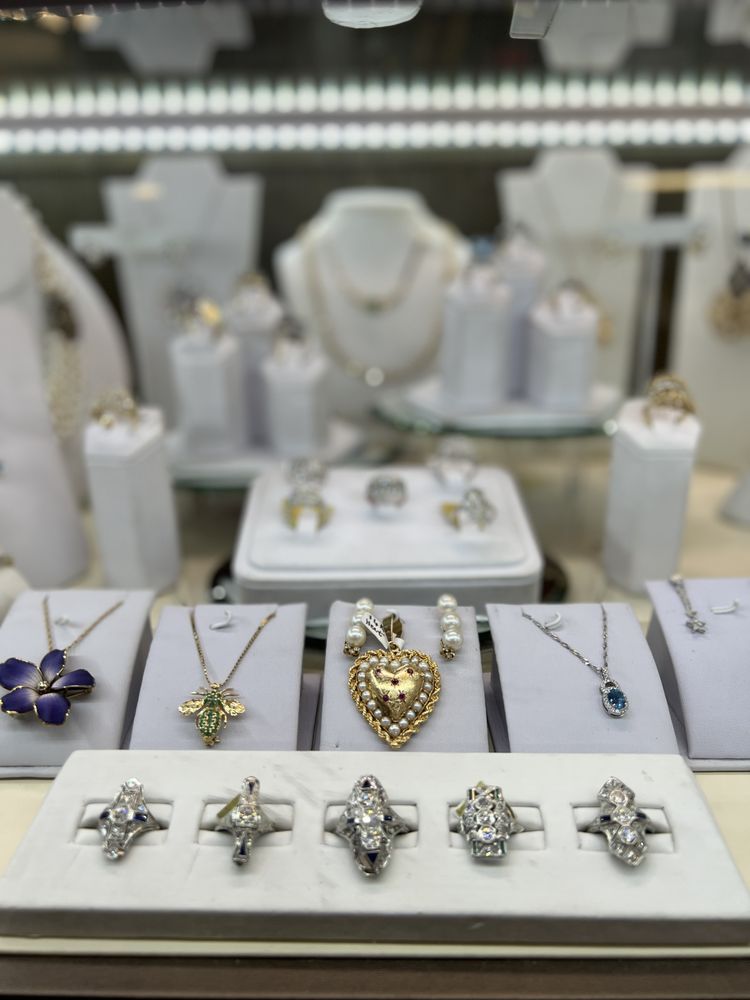 ANTIQUES & CHATCHKES Updated September 2024 81 Photos & 14 Reviews