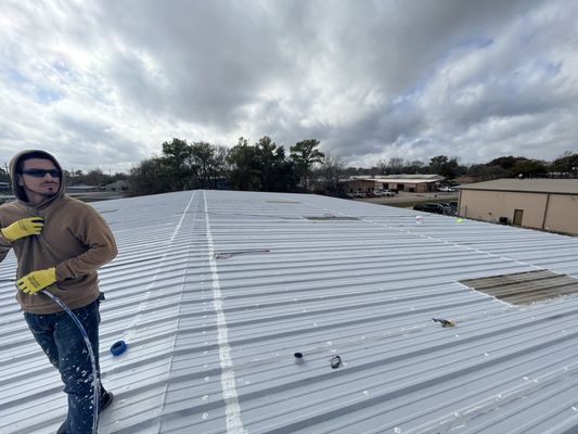 Leak repair roof specialist Logo