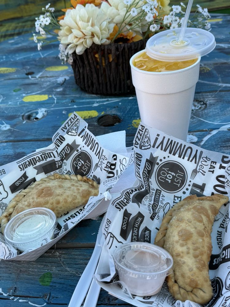 Gustto Empanadas Logo
