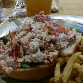 Knuckle Heads - Lobster roll with fries and Blue Moon - Sports Bars Near Me - New Bedford, Massachusetts Knuckle Heads - Lobster roll with fries and Blue Moon - Sports Bars Near Me - New Bedford, Massachusetts