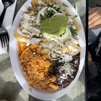 La Esquina - Chilaquiles con Huevo - Mexican Near Me - Los Angeles, California La Esquina - Chilaquiles con Huevo - Mexican Near Me - Los Angeles, California