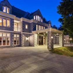 North America Aristrocratic Castle - This is a pic I borrowed from hotels.com.  This is NOT what it looks like.  Grounds are unkempt.  No lights were on.  Driveway is small.