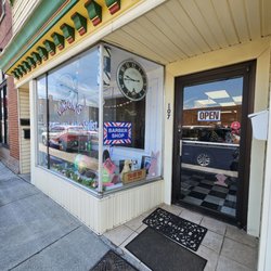 Vinton's Professional Hairstyling & Barber - The entrance and front window case of Vinton's Profesional Hair Stylist.