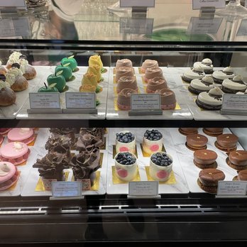 Pierrot Gourmet - Dessert display - Coffee & Tea Near Me - Chicago, Illinois