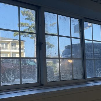 Clarion Hotel Beachfront - Dirty, bug/spider infested windows! - Hotels Near Me - Mackinaw City, Michigan