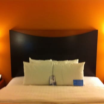 Fairfield by Marriott Inn & Suites Seattle Bremerton - Looking at the bed from the TV in Room 311 - Hotels Near Me - Bremerton, Washington