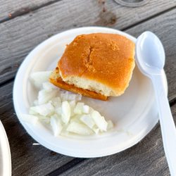 EggLaari - Pav and raw onions that come on the side