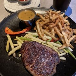 Le Steak Frites St-Paul - Filet mignon fries and green beans.