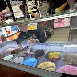 Canyon Rim Gifts - Ice cream!