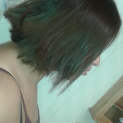 Delfis Salon - This is what I got when I asked for an angled hair bob!
Asi me dejaron cuando les pedi un corte angulado, cocortoe atras y largo en frente!