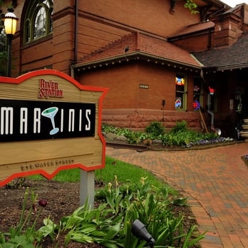 Martini's On Water Street - Lounges Near Me - Peoria, Illinois